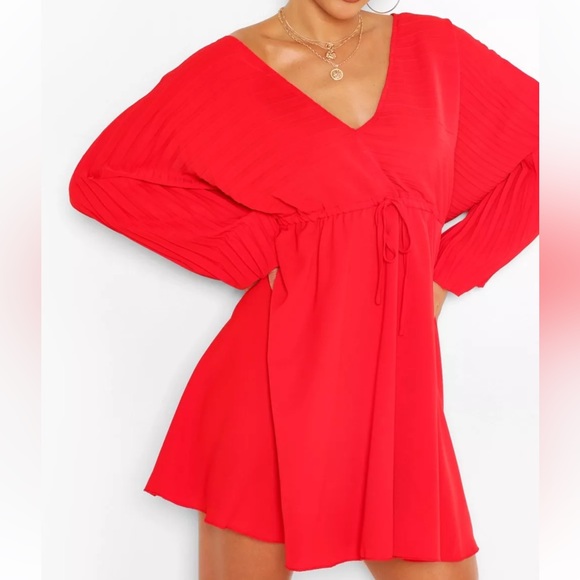 Boohoo Dresses & Skirts - BATWING PLEATED PLUNGE SKATER DRESS